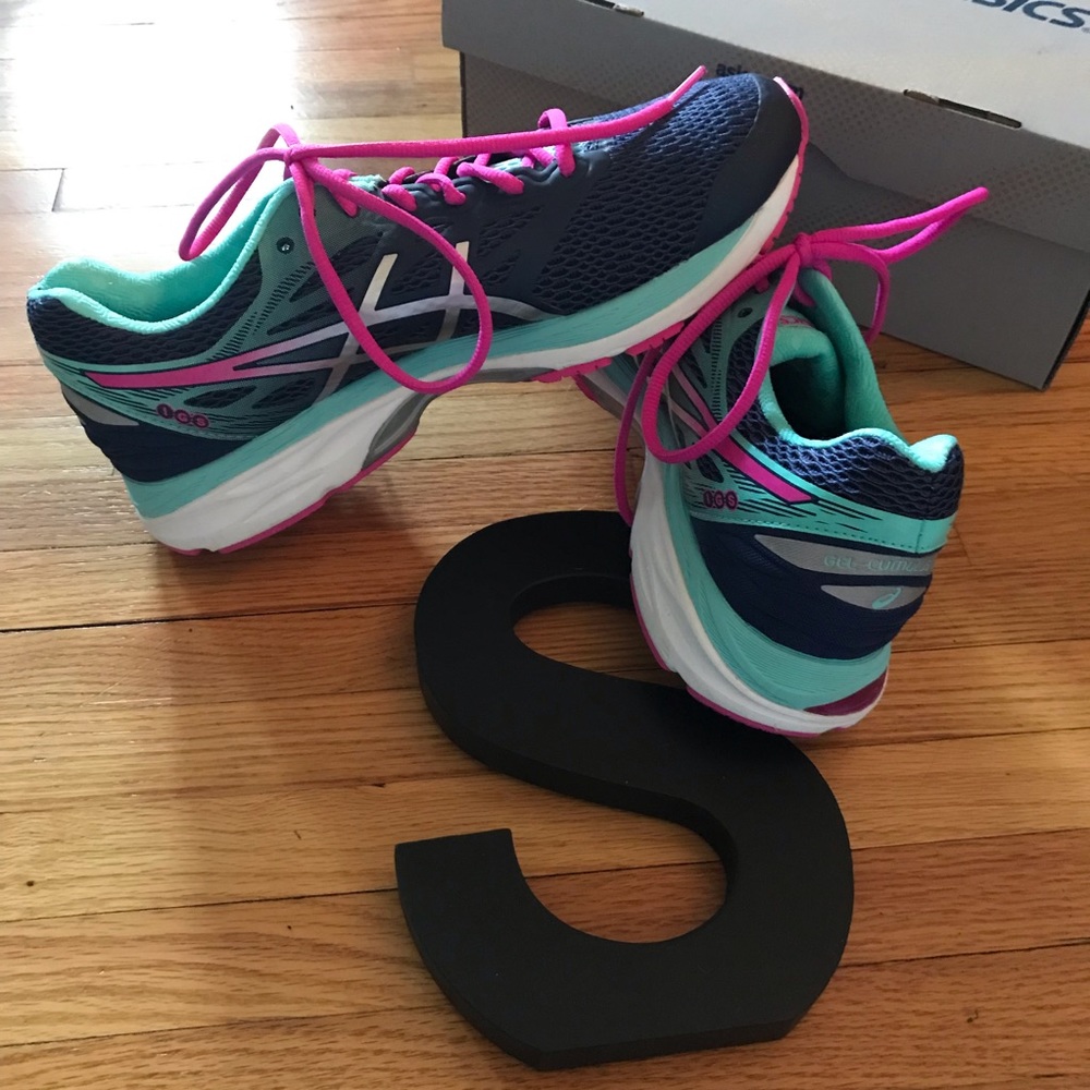 Basically brand new Asics tennis shoes.